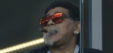 Maradona z cygarem na stadionie