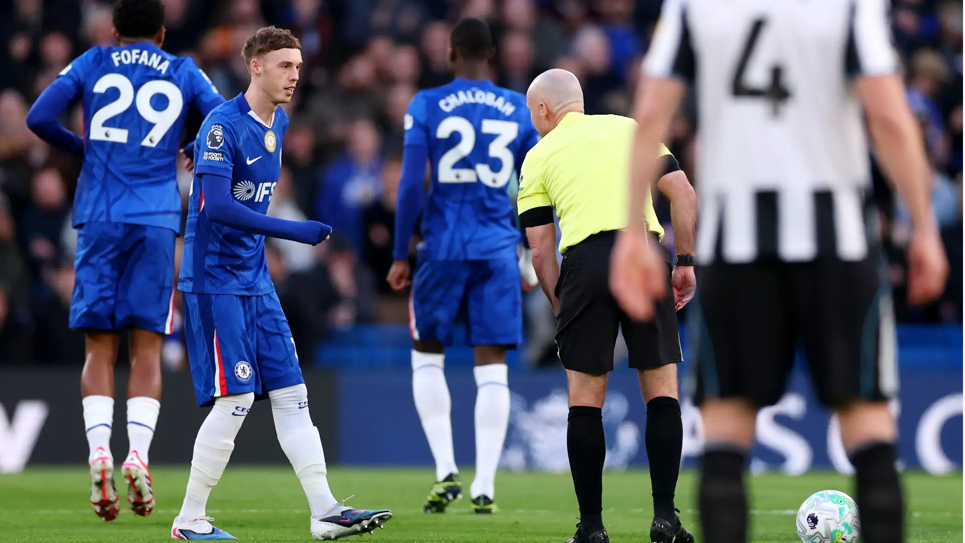 Błędy sędziowskie w Premier League: Czy VAR zawodzi?