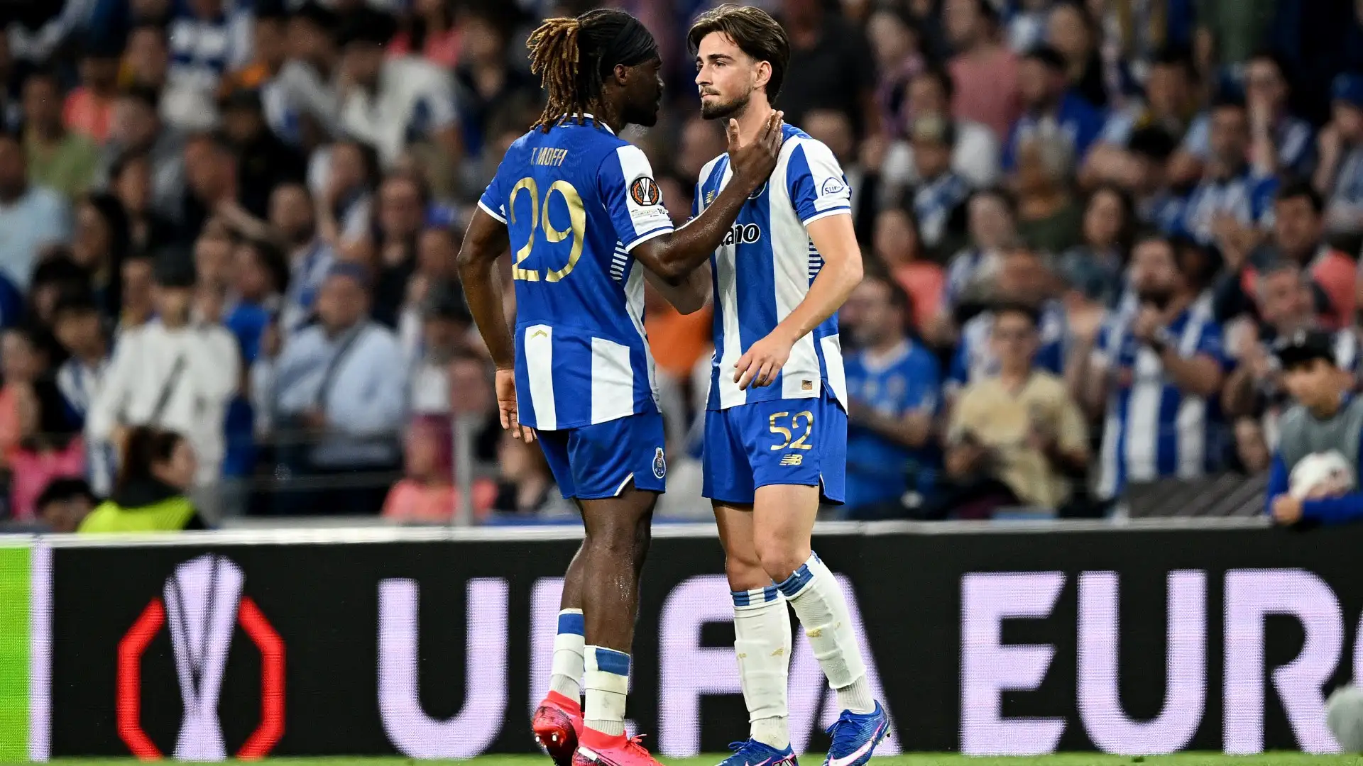 Porto bramkarz robi prezent: samobój z 40 jardów!