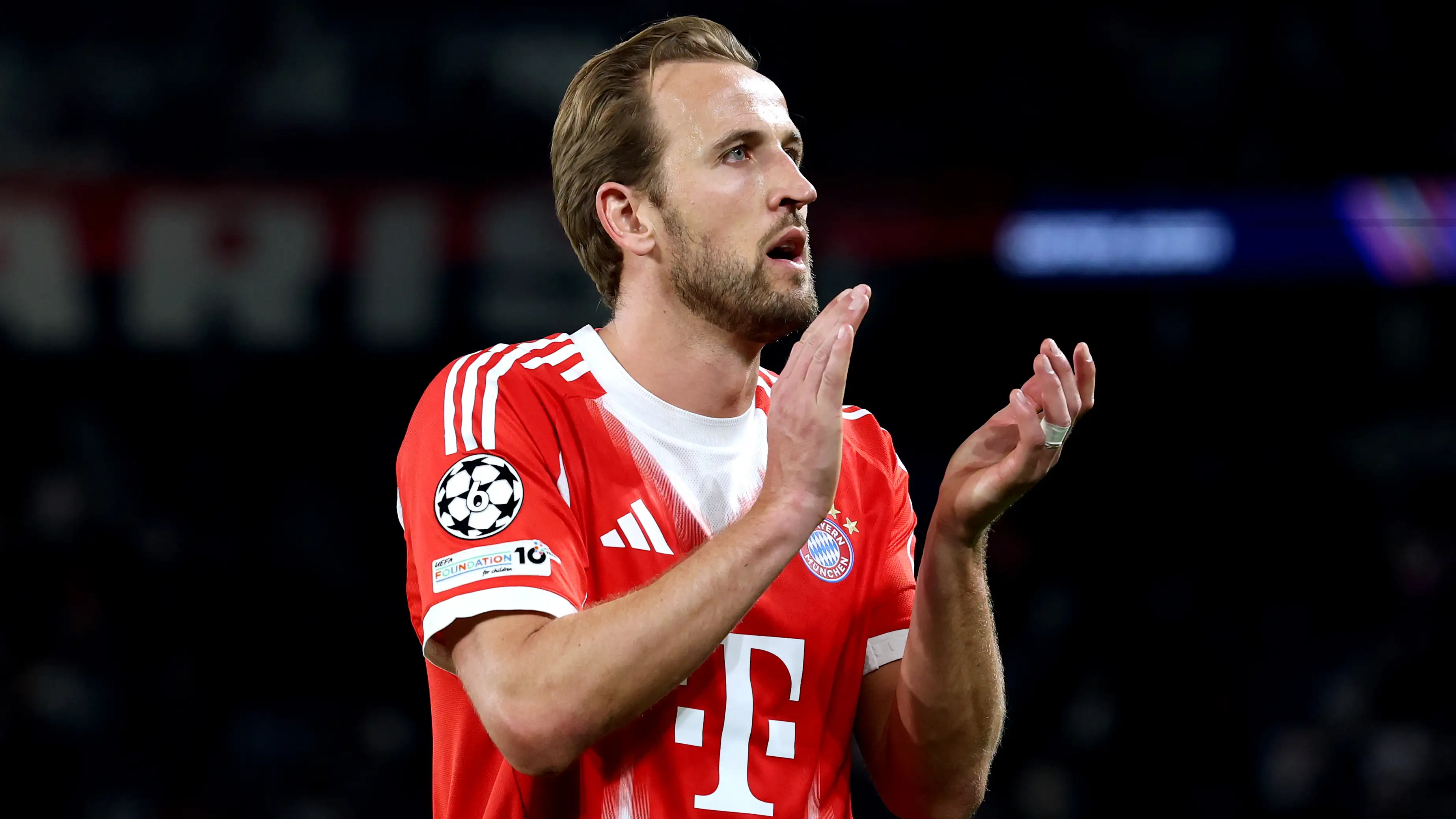 Kane broni obrony, Rooney krytykuje: Co się stało z futbolem?