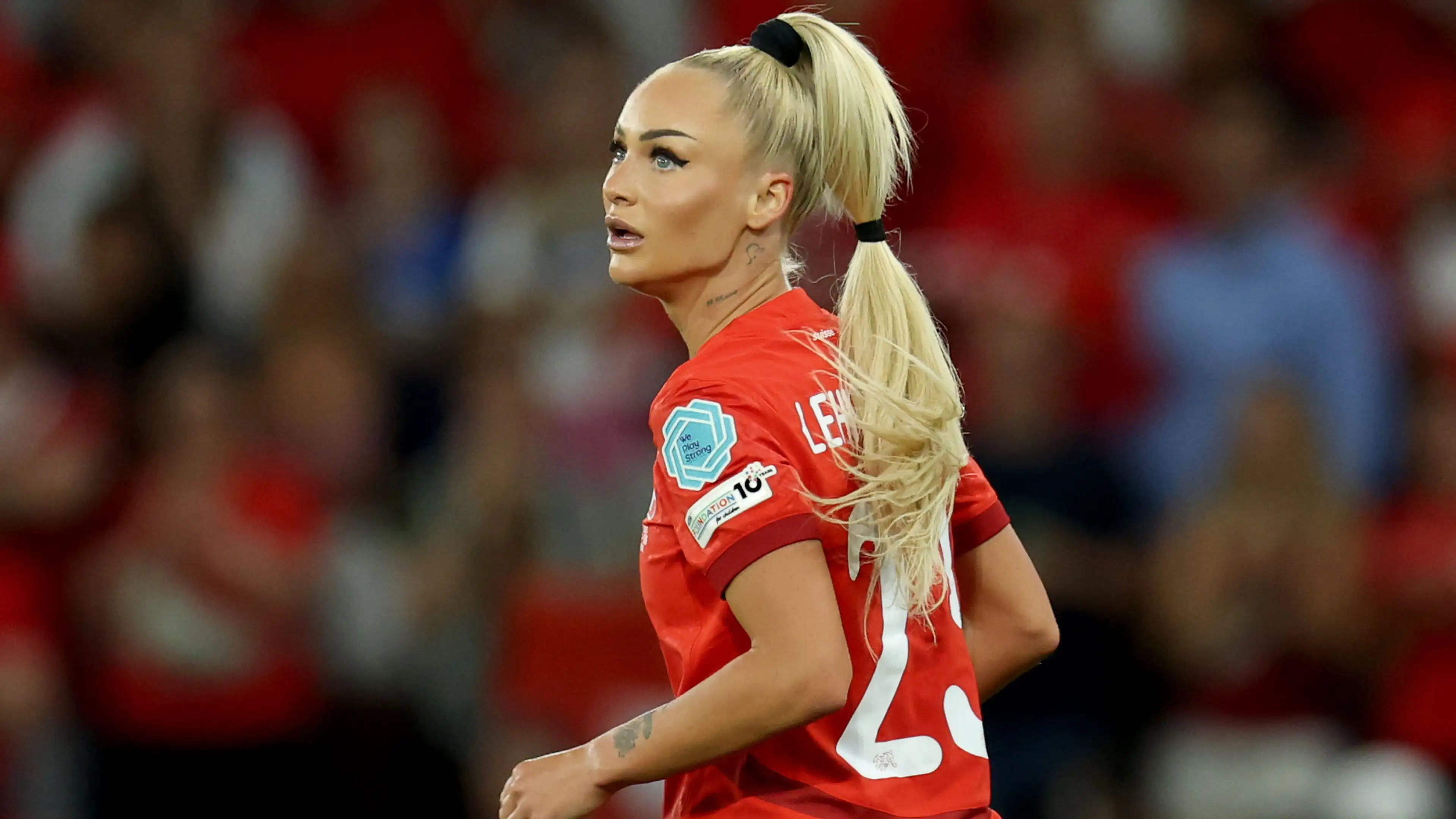 Alisha Lehmann: Wakacje w słońcu i siłownia, gdy klub spada z ligi