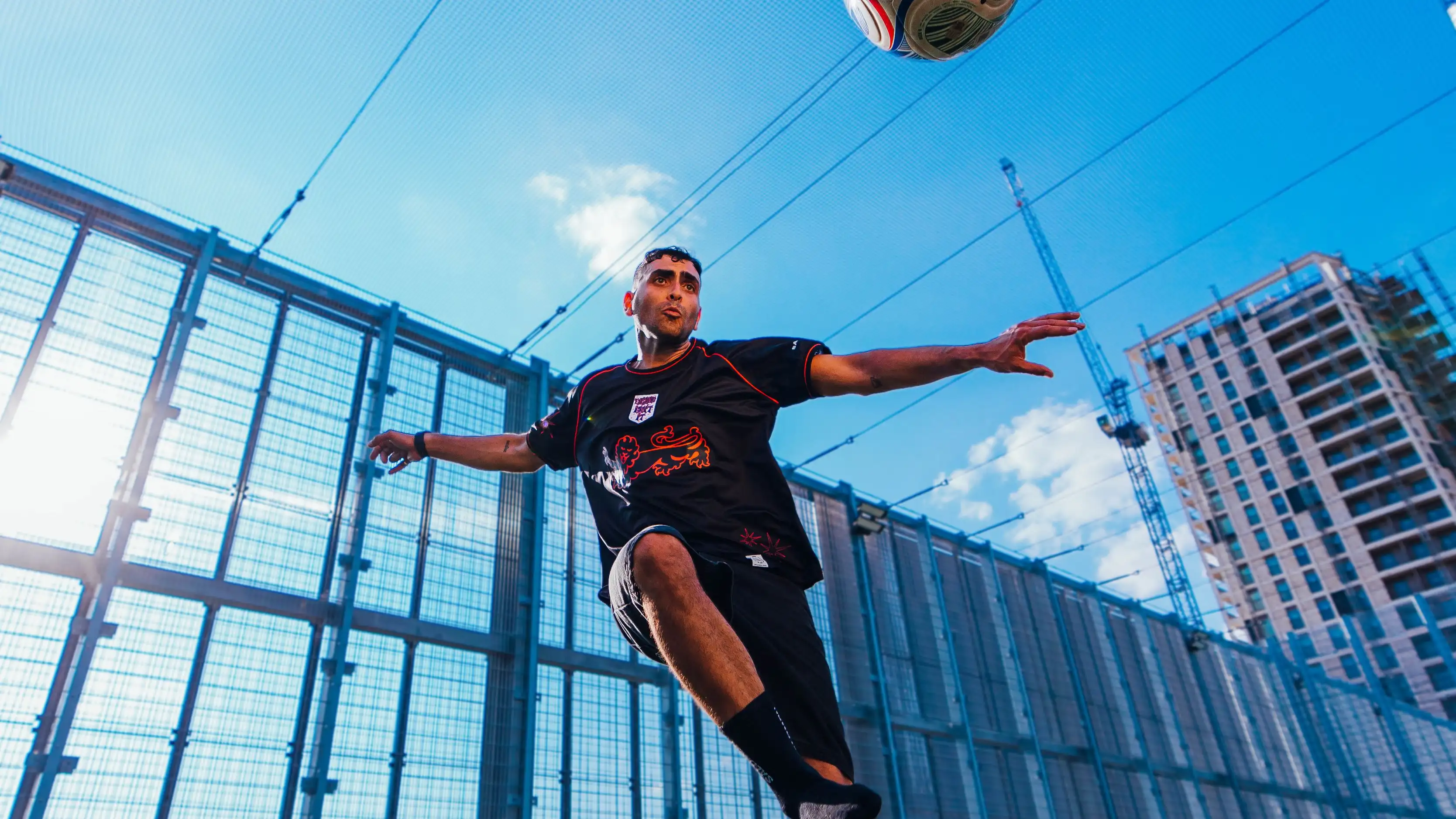 Sammy Virji i MUNDIAL: Koszulki, które łączą Anglię, muzykę i futbol