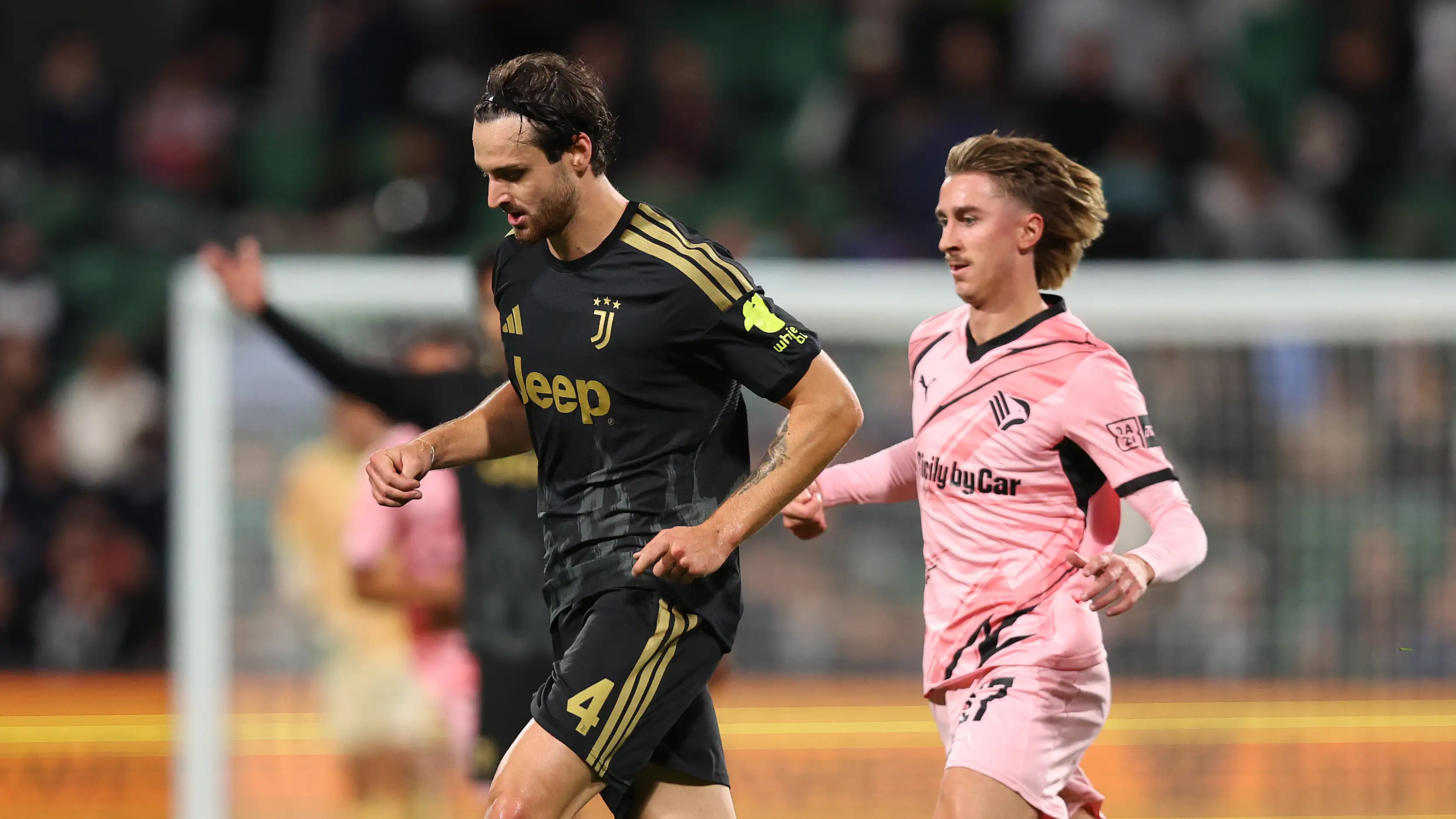 Fan na boisku: Piłkarz Juventusu ranny w dziwacznym incydencie
