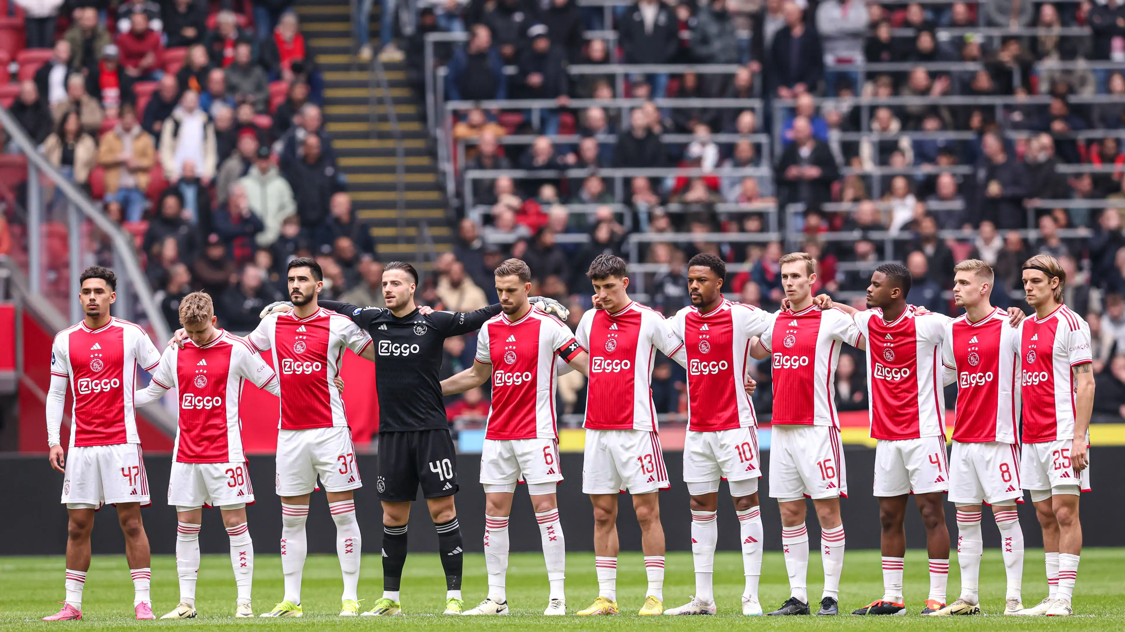 Ajax sprzedaje młodego obrońcę. Czy to dobry ruch?