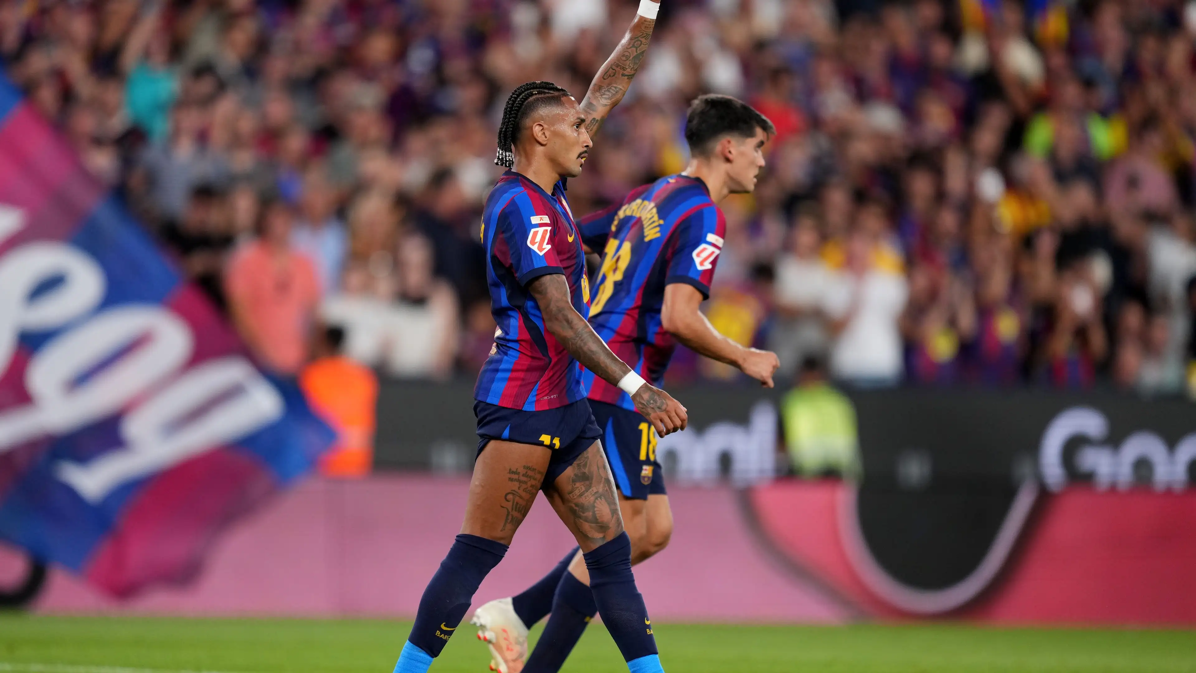 Sędzia zachwycony wąsami Raphinhi. Piłkarska ekstrawagancja na Camp Nou!