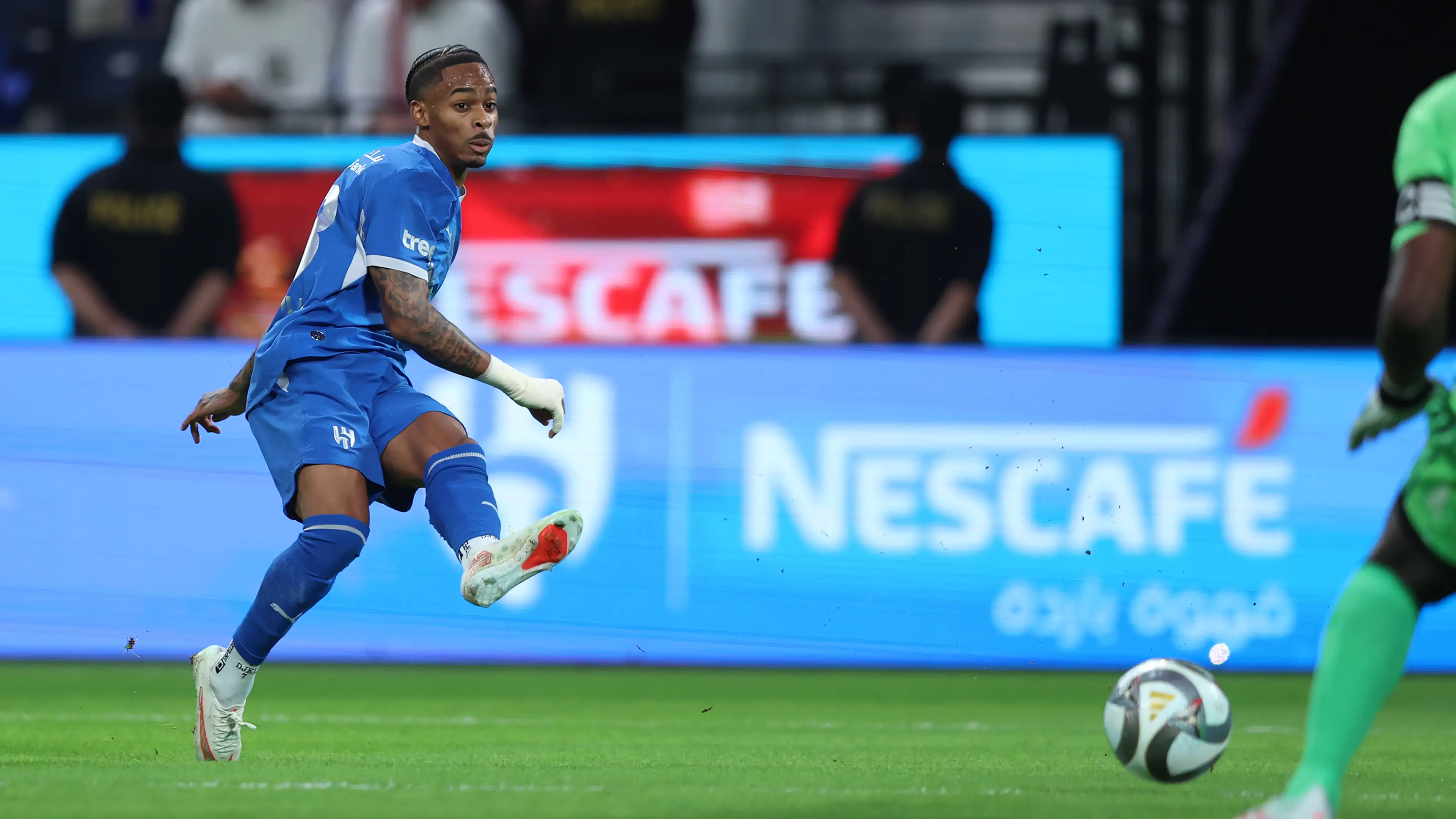 Al-Hilal nie daje szans Al-Ahli, Somerville błyszczy